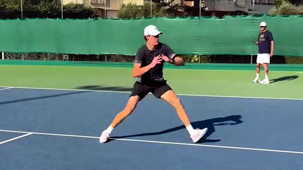Jannik Sinner e la prova sudore: “Back to work” sotto il sole rovente