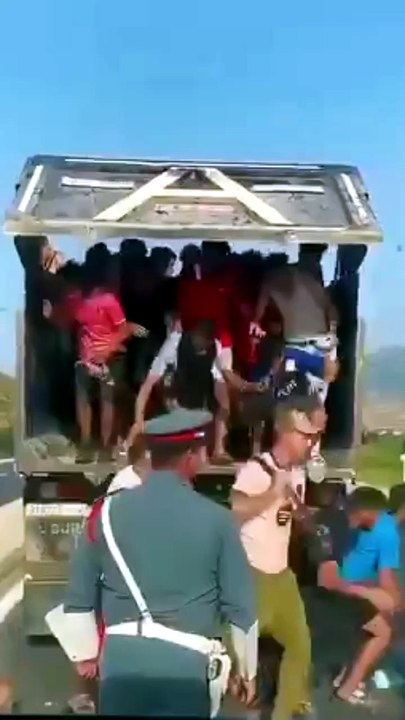 Decenas de hombres bajaban de camiones en Marruecos cerca de la frontera