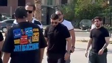 لحظة وصول الجثمان.. المشاهد الأولى من جنازة والد الفنان تامر حسني