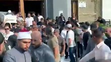 "شايل نعش أبوه".. تامر حسني في جنازة والده