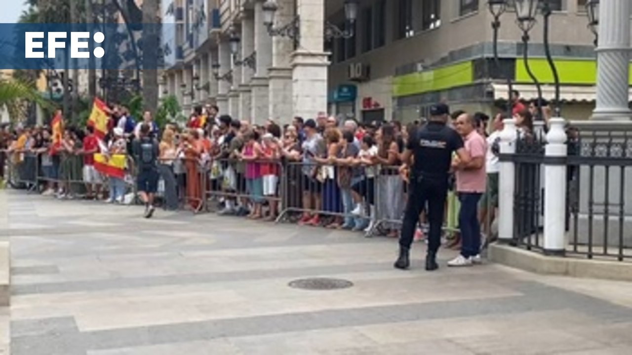 Un grupo de ciudadanos recibe a Pedro Sánchez en Ceuta con insultos y pitidos