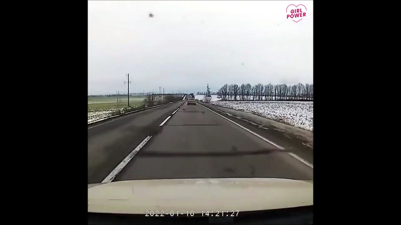 Eviter une voiture de justesse... supers réflexes