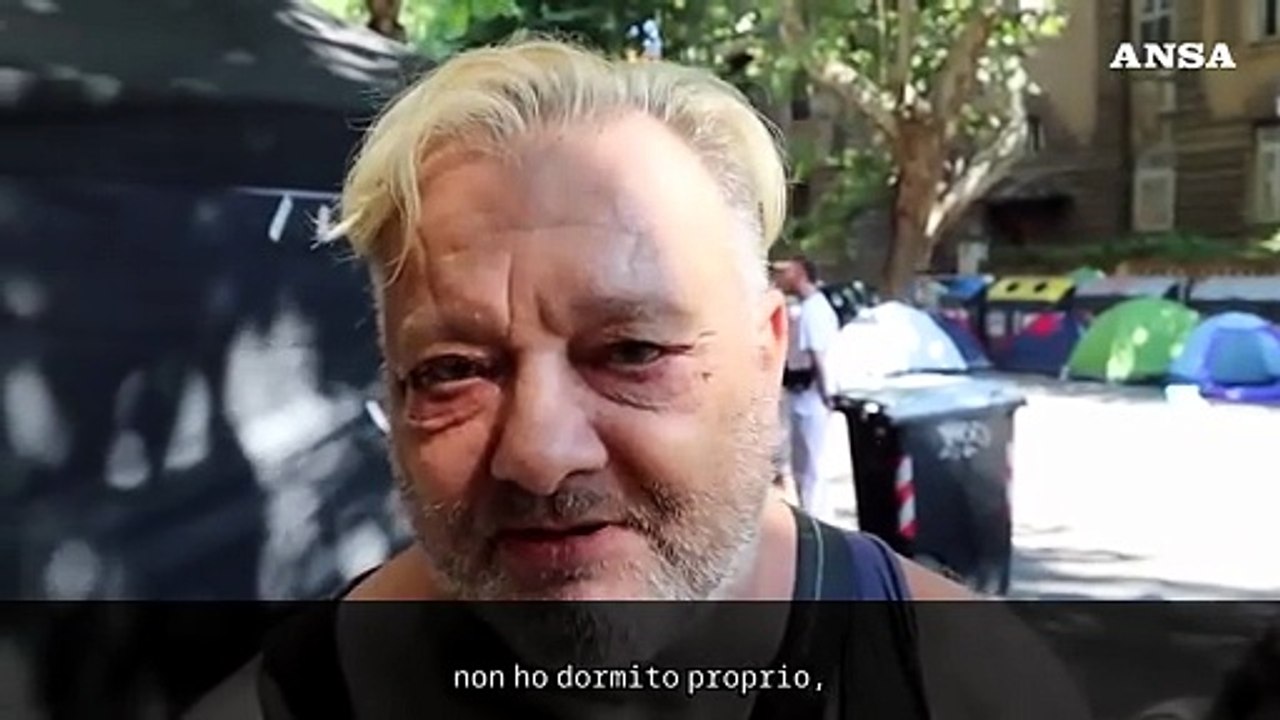 Spin Time, i residenti dormono in strada: "Preoccupati per casa e lavoro"