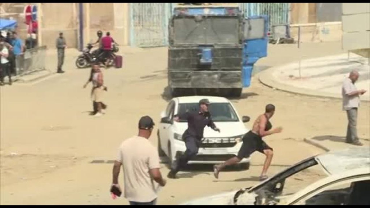 Ceuta, il Marocco ferma i migranti ma la corsa continua