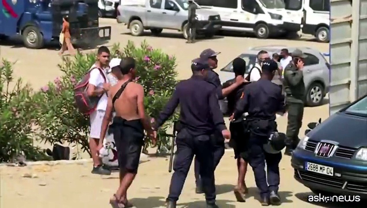 Ceuta, il Marocco ferma i migranti ma la corsa continua