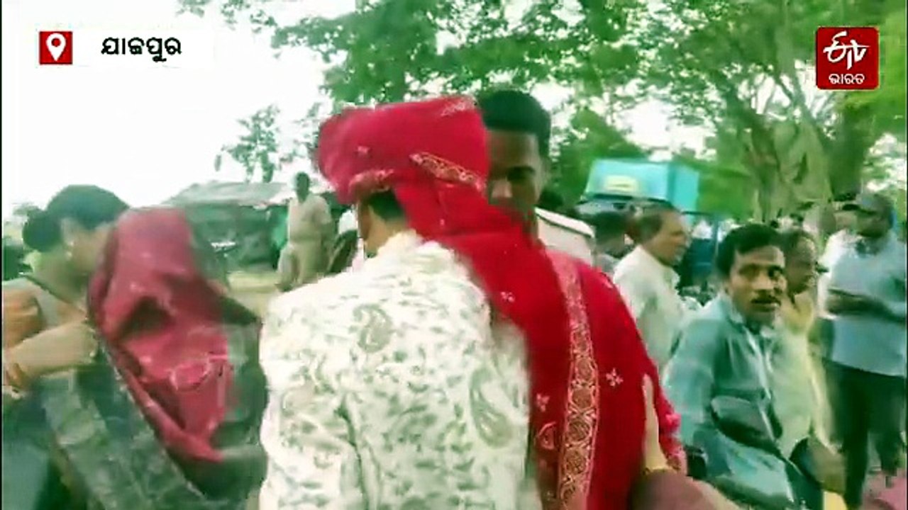 ଏକ ପାଖରେ ବନ୍ୟା ତ ଅନ୍ୟ ପାଖରେ ବାହାଘର: ଭୁଟୁଭୁଟି ଓ ଡଙ୍ଗାରେ ବସି ବିବାହ ପାଇଁ ବାହାରିଲେ ବରଯାତ୍ରୀ