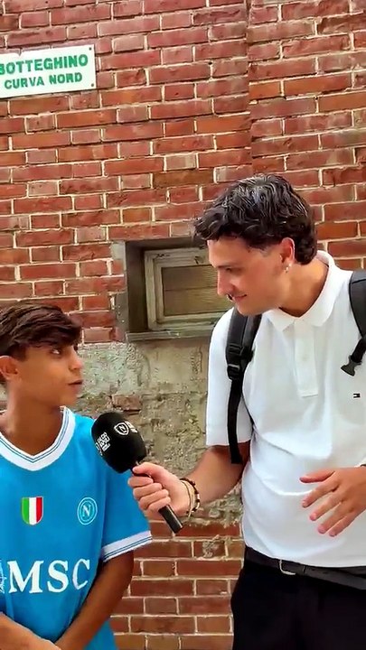Sorpresa durante la seduta, "invasione" di due giovani tifosi e fanno una foto con Hojlund VIDEO