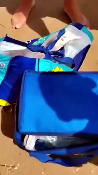De película: lanzan paquetes con miles de euros al mar frente a decenas de bañistas