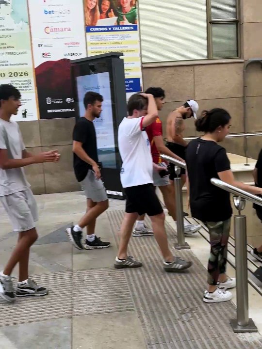 Jóvenes ceutíes guían a decenas de migrantes de vuelta a Marruecos