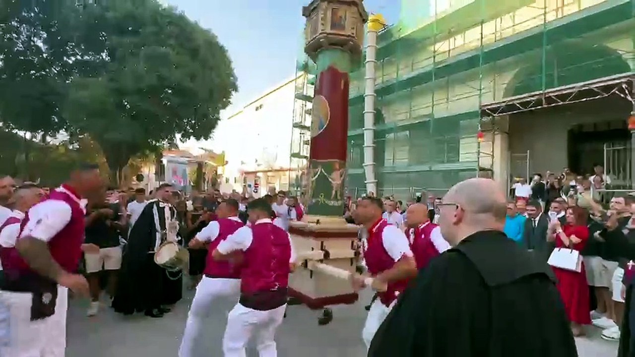 Giuseppe Mascia e Giacomo Spissu sotto il nuovo Candeliere dei Viandanti: la prima danza emoziona Sassari