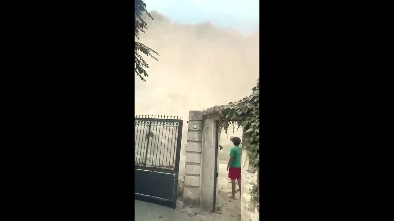 Terremoto a Napoli, il crollo a Pozzuoli: "Chiamate i pompieri" - Video