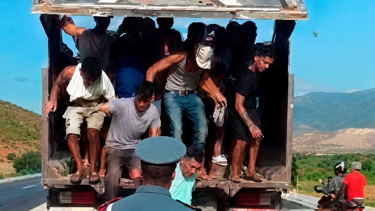 Un vídeo revela cómo la policía marroquí colaboró con la invasión migratoria a Ceuta