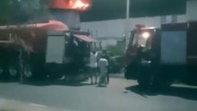 حريق بمصنع أثاث في دمياط الجديدة.. وجهود مكثفة للسيطرة على النيران