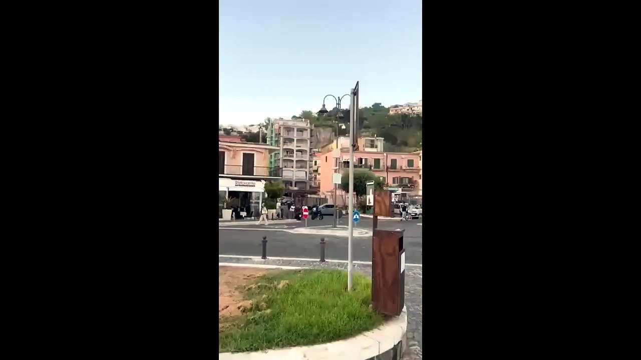 Terremoto a Pozzuoli, la parete di roccia crolla - Video