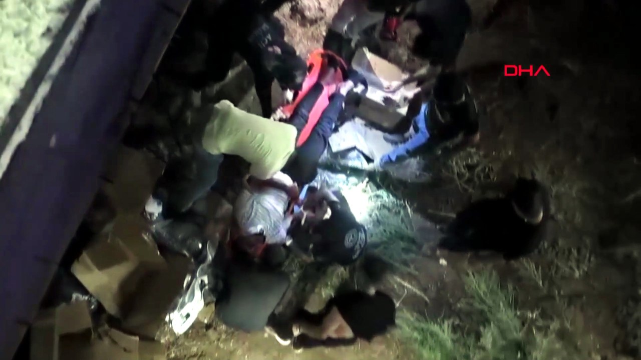 Karton yüklü TIR'ın 4 metreden araziye düştüğü kazada sürücü ağır yaralandı