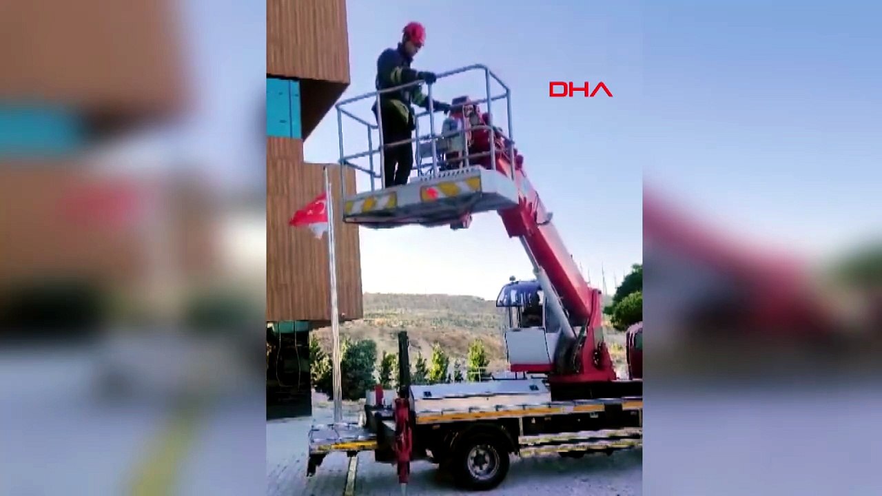 16 metre yükseklikte mahsur kalan kedi, kafes yöntemiyle kurtarıldı