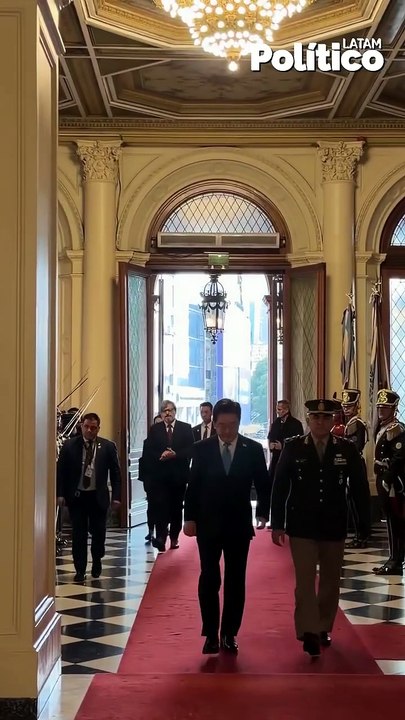 ð¦ð·ð°ð·milei y el presidente de corea del sur posan con la motosierrael presidente de argentina (1)