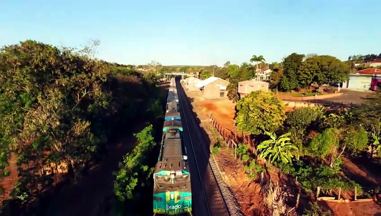 Voo FPV acompanhando um Trem de Carga em Uchoa – SP | Drone 4K