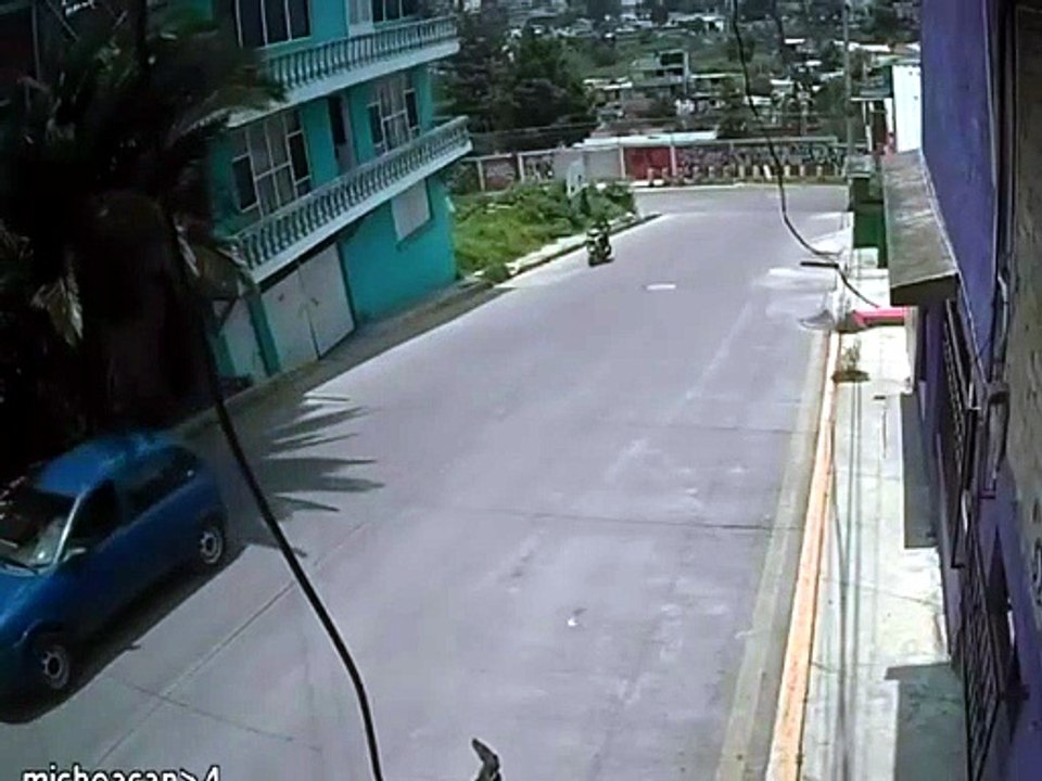 Impactante volcadura de microbús en Naucalpan