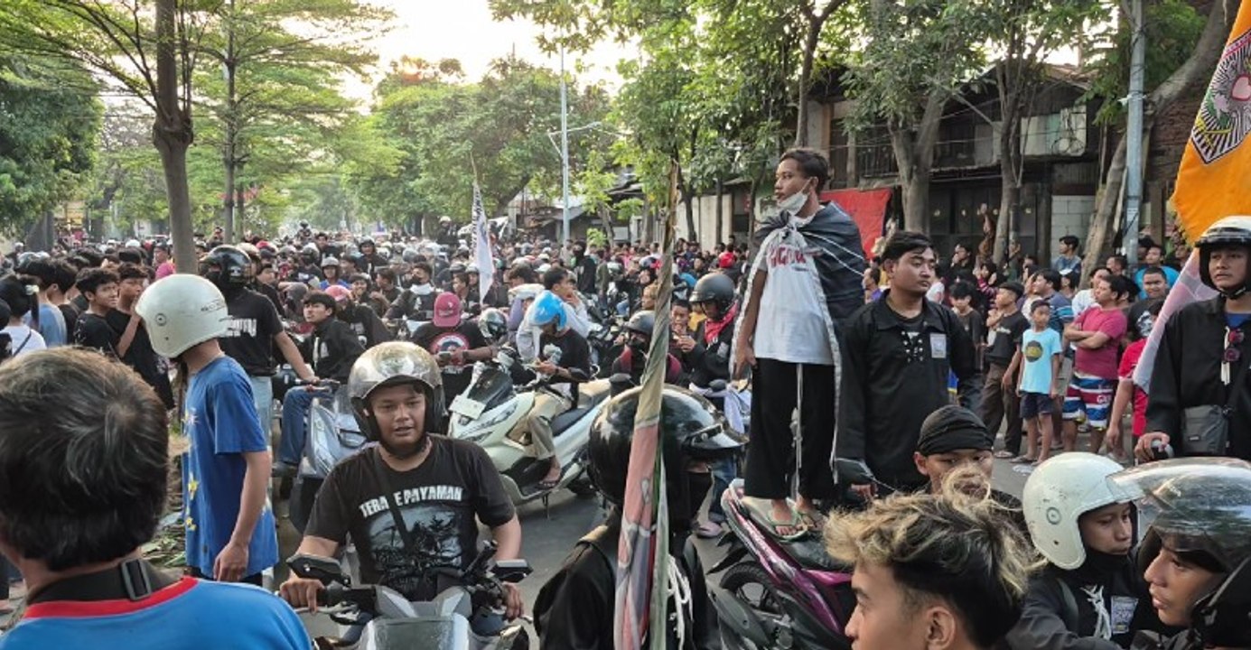 Tuntut Penegakan Hukum, Ribuan Pesilat Tutup Beberapa Akses Jalan di Surabaya