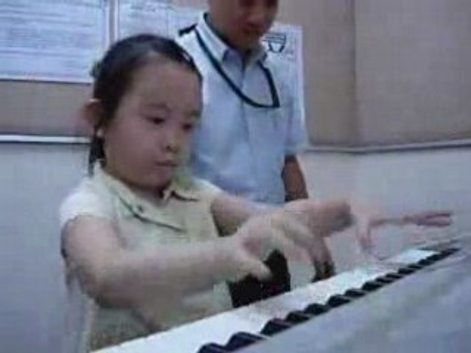 Japinha mandando um 'Tico-tico no fubá' no teclado