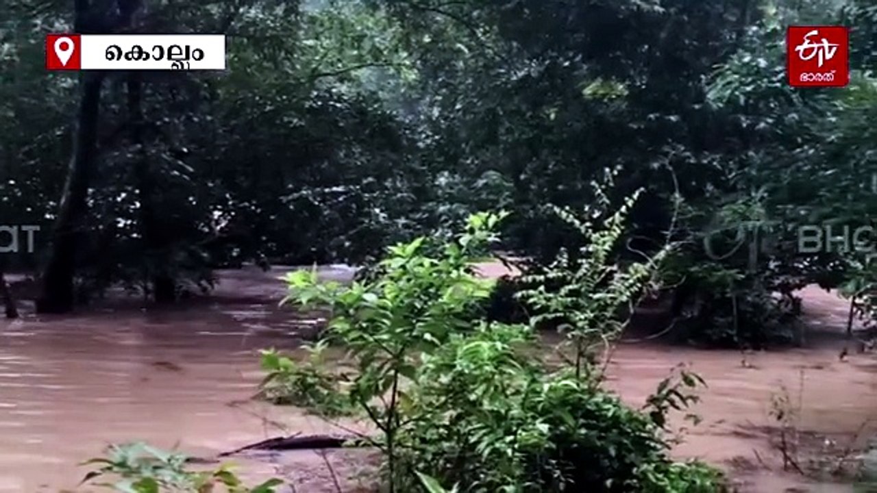ദുരിതപ്പെയ്‌ത്ത്; പ്രളയസമാന സാഹചര്യം,  എട്ട് ജില്ലകളിൽ റെഡ് അലർട്ട്, ഒരുമരണം സംസ്ഥാനത്തെ മിക്ക നദികളും കരകവിഞ്ഞൊഴുകുന്നു, മലയോരമേഖലകളില്‍ ഉരുള്‍പൊട്ടല്‍