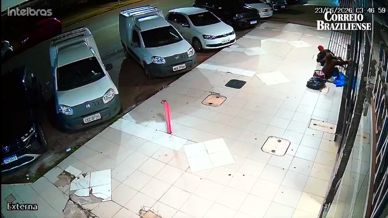Câmeras de segurança flagram o momento que dois criminosos invadiram uma loja e furtaram eletrônicos