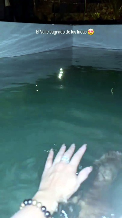 Piscina nocturna en Cusco