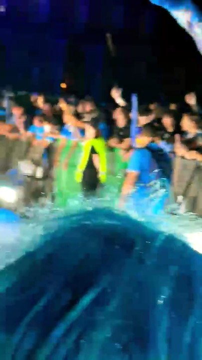 Centenario Napoli, gli ospiti sfilano a Piazza Plebiscito: l'acclamazione dei tifosi - VIDEO