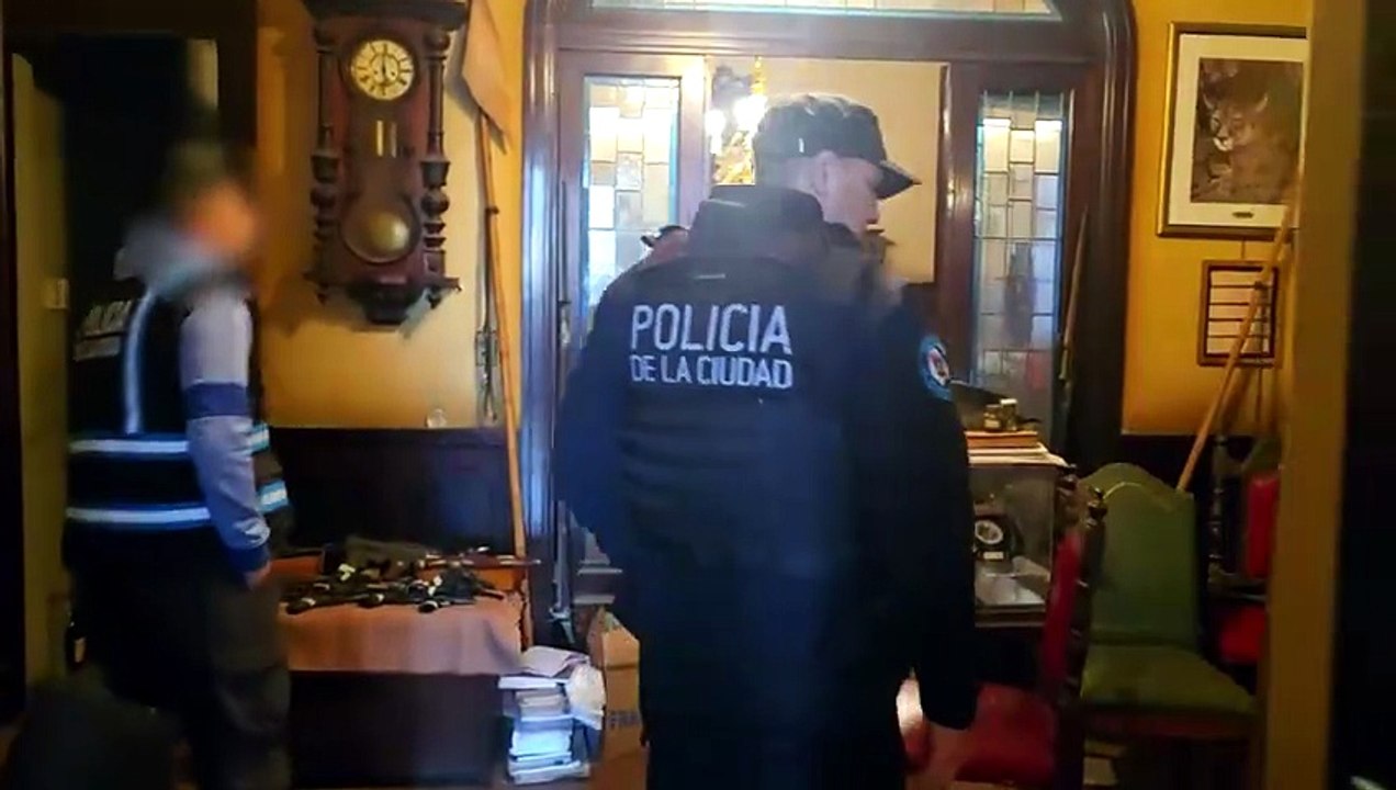 Policía de la Ciudad secuestró armas de fuego y elementos con simbología nazi en Flores #2026-0418