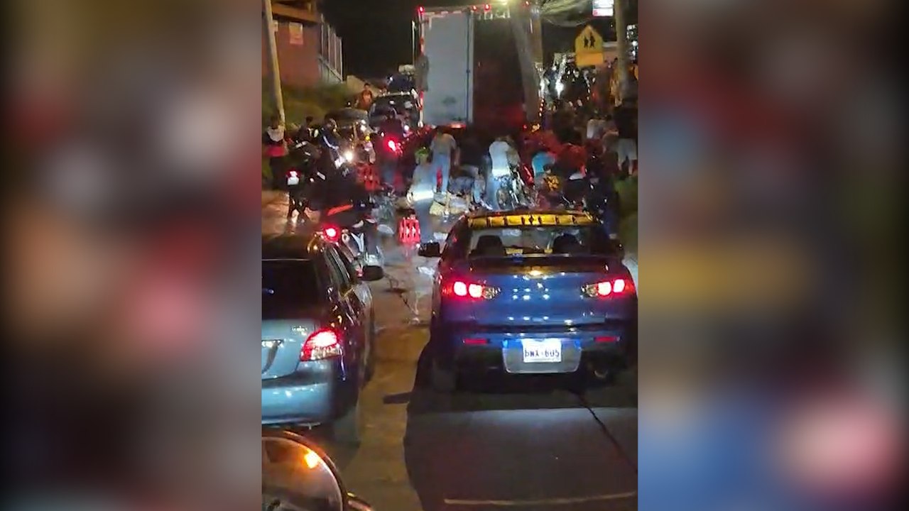 tn7-camion-varado-en-desamparados-termina-saqueado-por-vecinos-020826