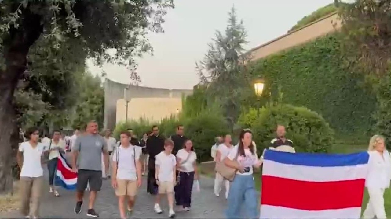 tn7-ticos-celebran-el-2-de-agosto-en-el-vaticano-frente-al-mosaico-de-la-virgen-de-los-angeles-020826