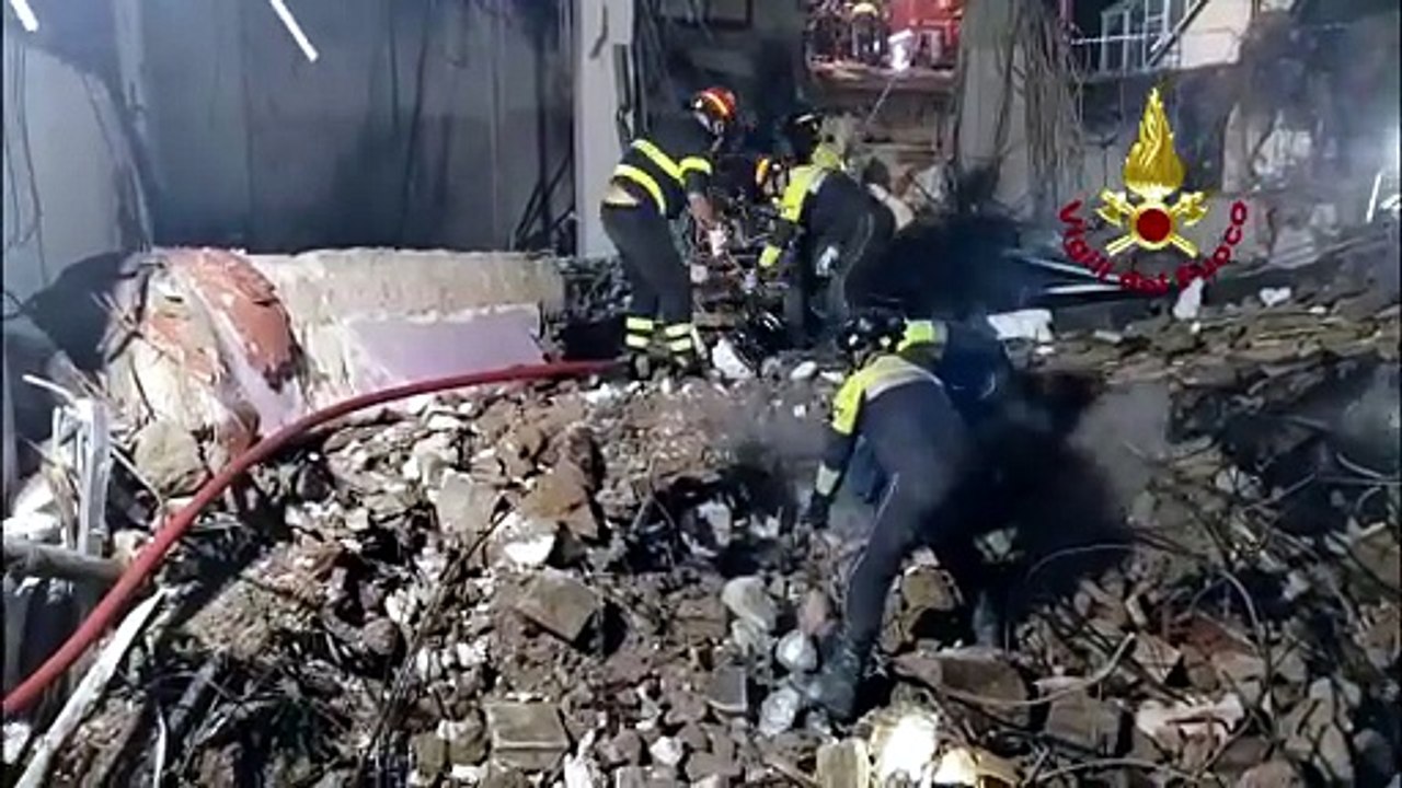 Il video degli scavi dei vigili del fuoco tra le macerie del crollo del palazzo a Messina