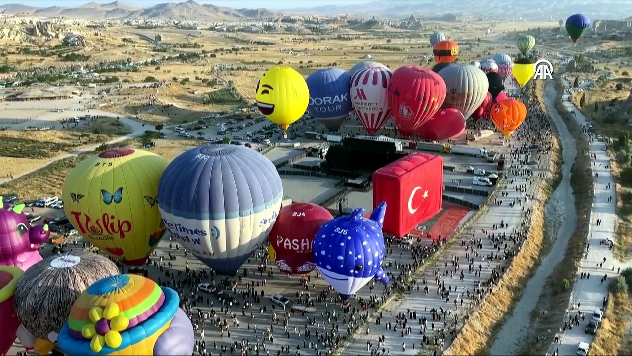 Figürlü sıcak hava balonları Kapadokya semalarını renklendirdi