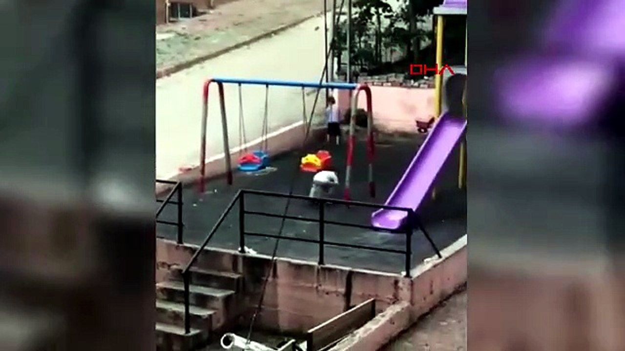 İki çocuğun davranışı takdir topladı! Oynamadan önce parkı böyle temizlediler