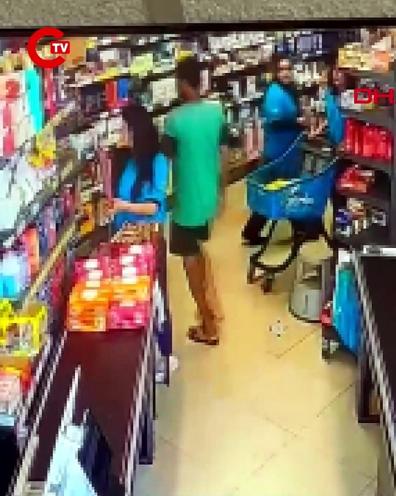 Mersin’de, markette çocuğa darp kamerada