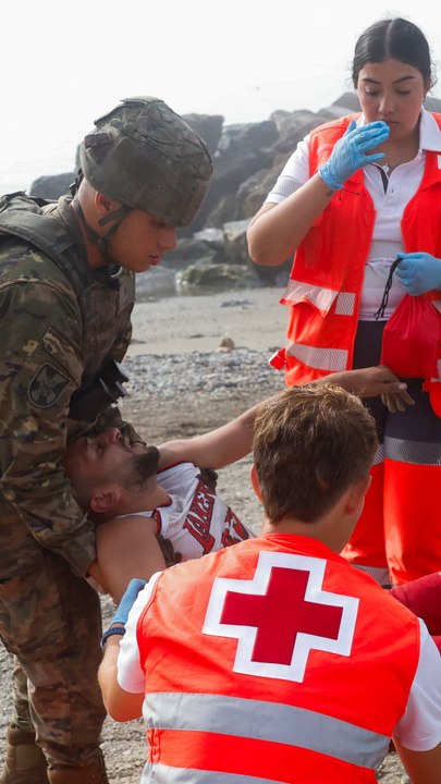 Auxilian a dos inmigrantes en la costa de Ceuta