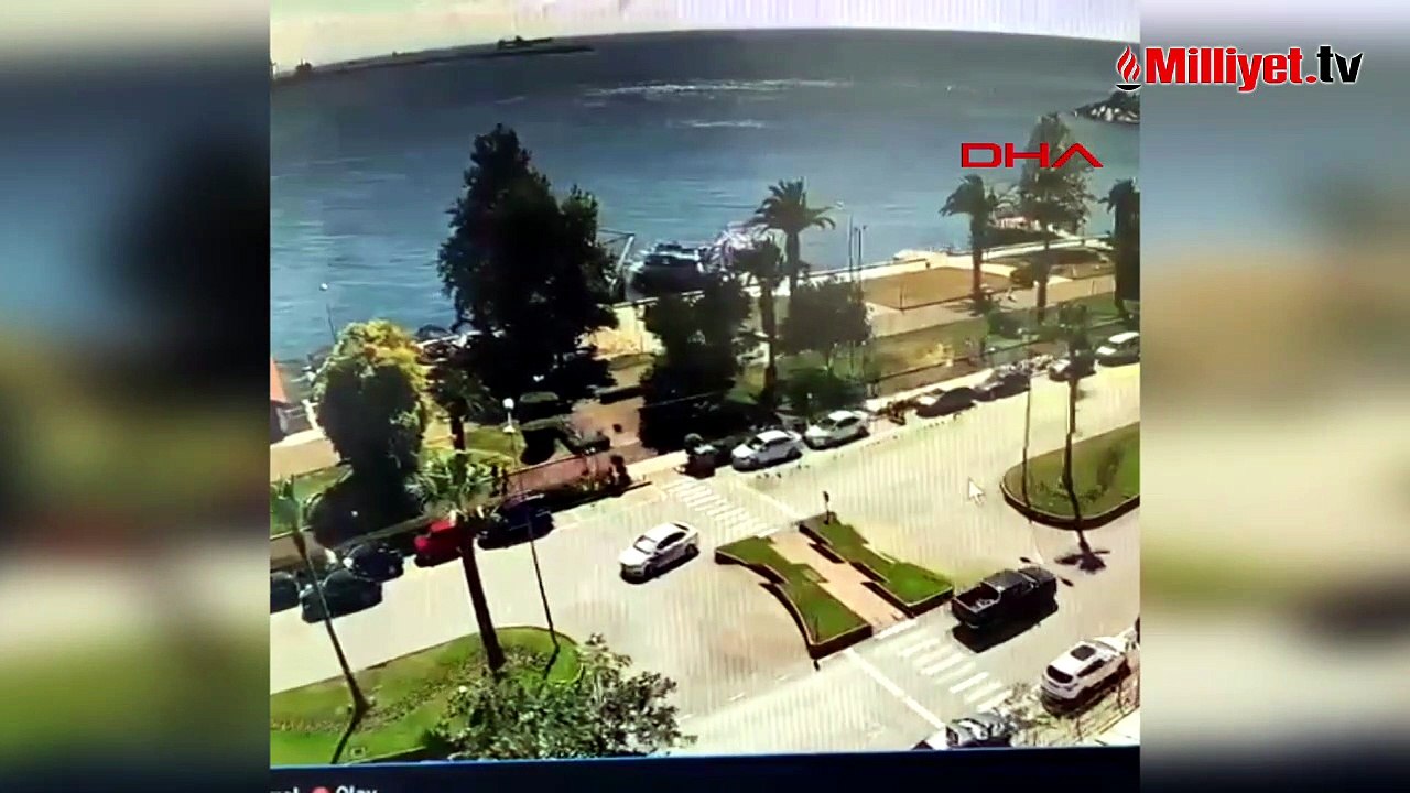Geri geri giden araca bakan sürücü, önündeki başka araca çarptı