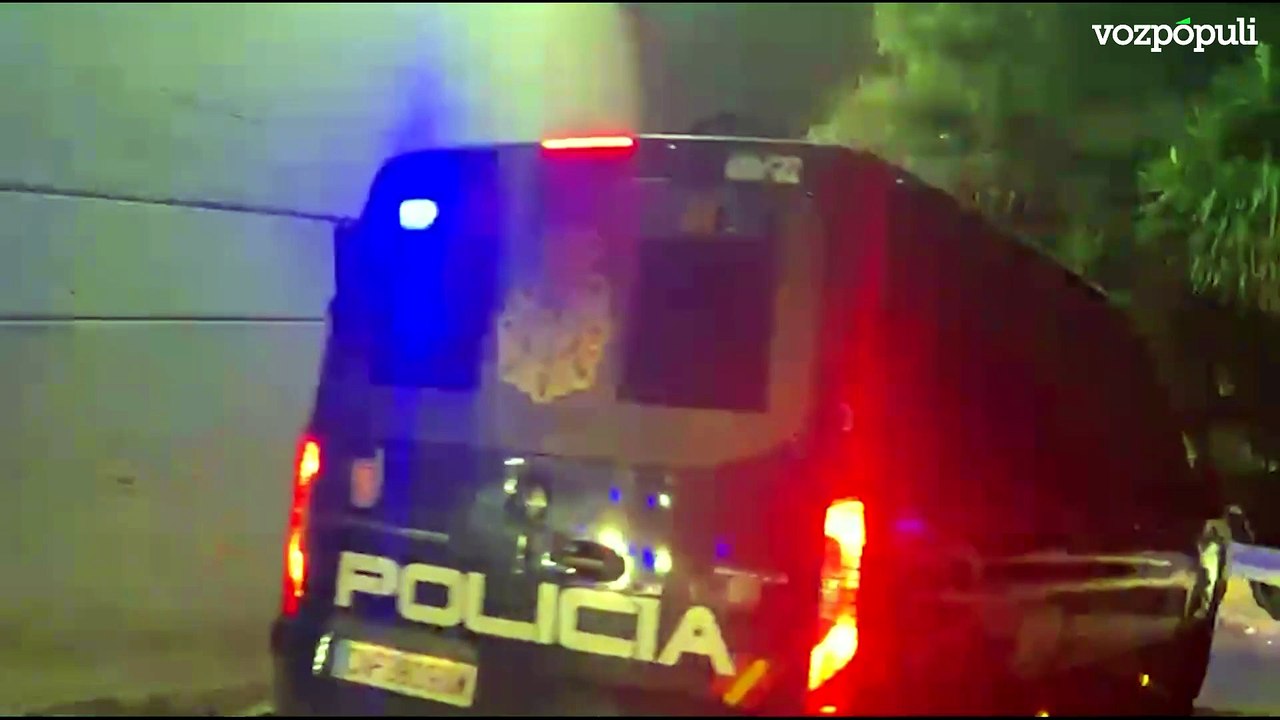 Cientos de inmigrantes esperan a la entrada del CETI de Ceuta para poder ser atendidos