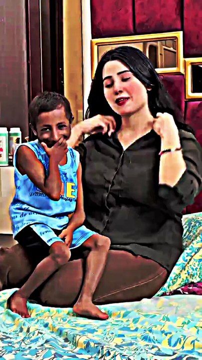"Kismat kab badal jaaye koi nahi jaan sakta! Height chhoti ho sakti hai par bhaai ka attitude aur confidence pura sky high hai! Video dekho aur enjoy karo. Agar accha lage toh like, share aur channel ko subscribe zaroor karna!"