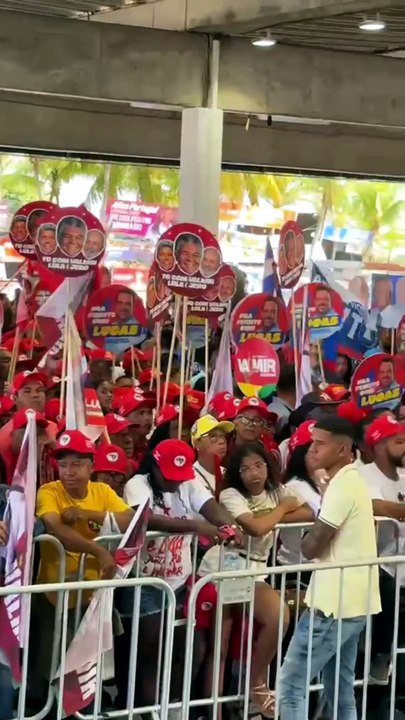 Militantes do PT começam a se reunir no Parque de Exposições