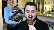 Cute Cat Watching Me Eat Ice Cream ASMR! 🍦🐱 #shortvideo #shortviral #beniöneçıkar