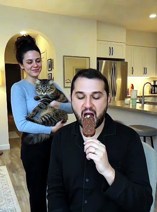 Cute Cat Watching Me Eat Ice Cream ASMR! 🍦🐱 #shortvideo #shortviral #beniöneçıkar