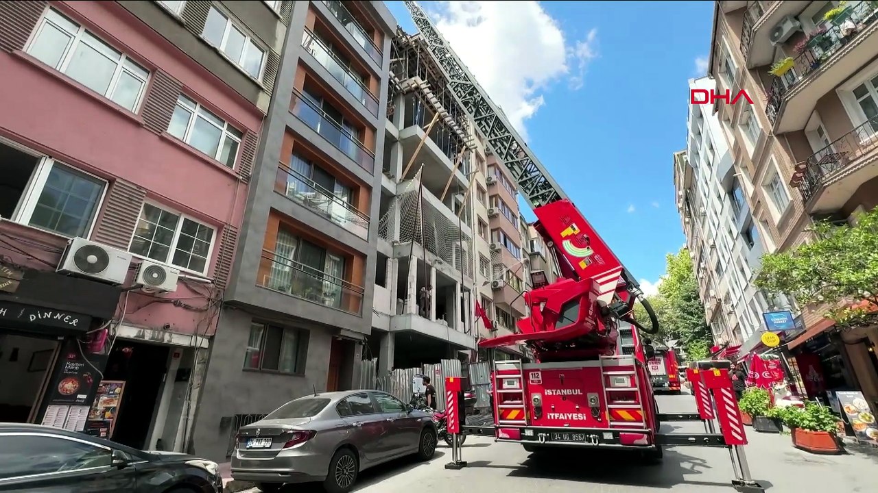 Beyoğlu'nda akılalmaz olay! Çıplak turist çatıya çıkınca ortalık karıştı
