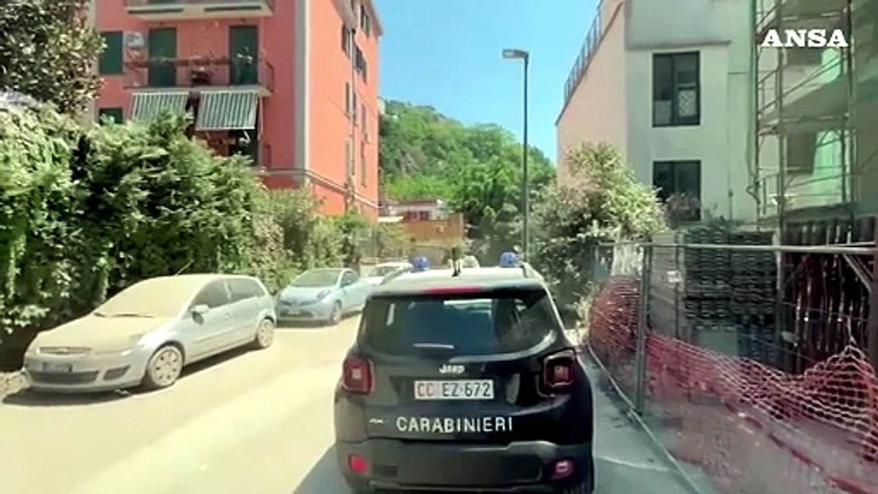 Campi Flegrei, frana da una parete di roccia a Pozzuoli