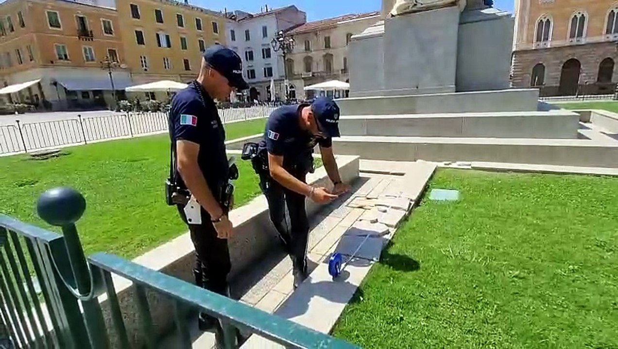 Sassari, vandali in azione in piazza d'Italia: danneggiata l'area intorno alla statua di Vittorio Emanuele II