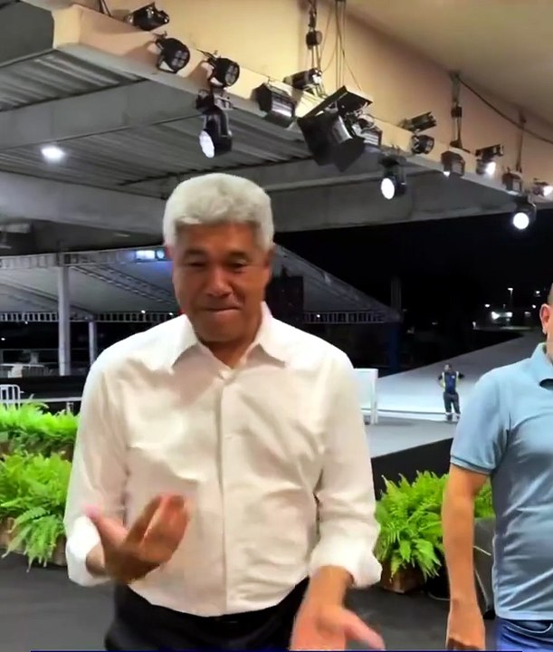 VÍDEO: Jerônimo arrisca um "six seven" enquanto "farma aura" antes de convenção do PT