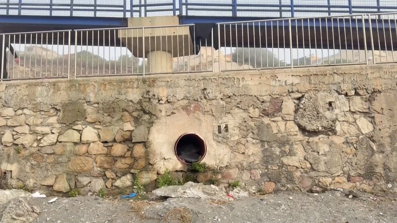 Un migrante se esconde en un túnel de la playa para escapar de los soldados españoles tras una travesía masiva