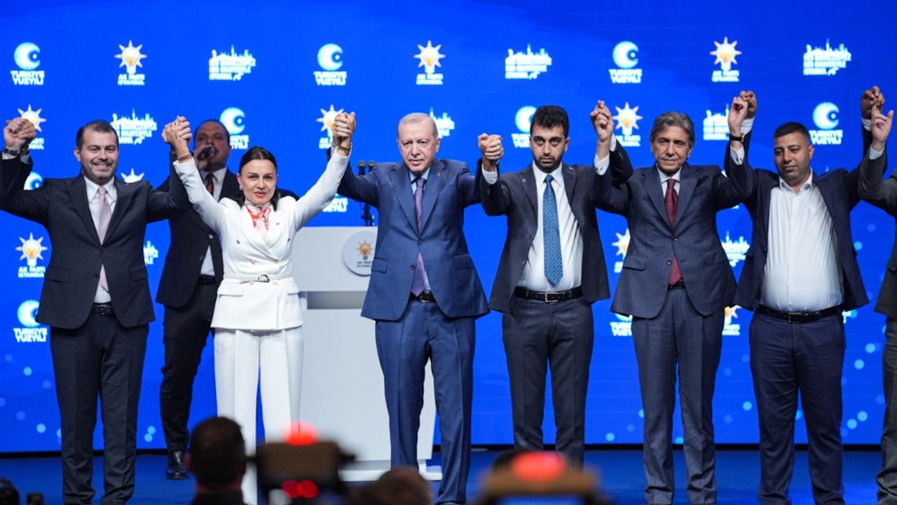 İstanbul'da 3 belediye başkanı AK Parti'ye katıldı: Rozetlerini Cumhurbaşkanı Erdoğan taktı