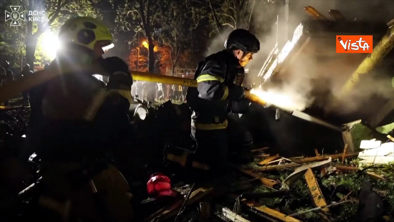 Raid russo su Kiev, esplosioni e fiamme nella capitale Ucraina, 9 morti